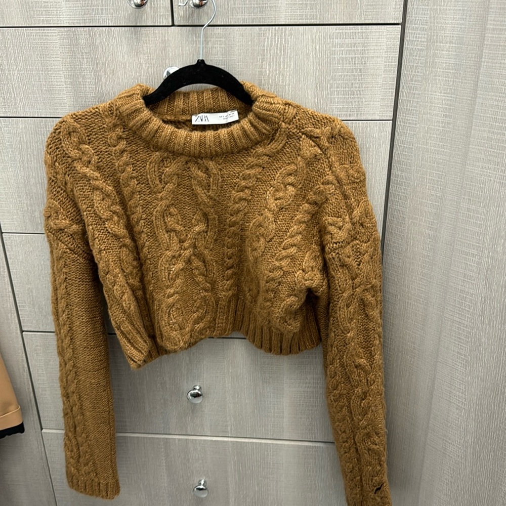 Cropped knit sweater in brown